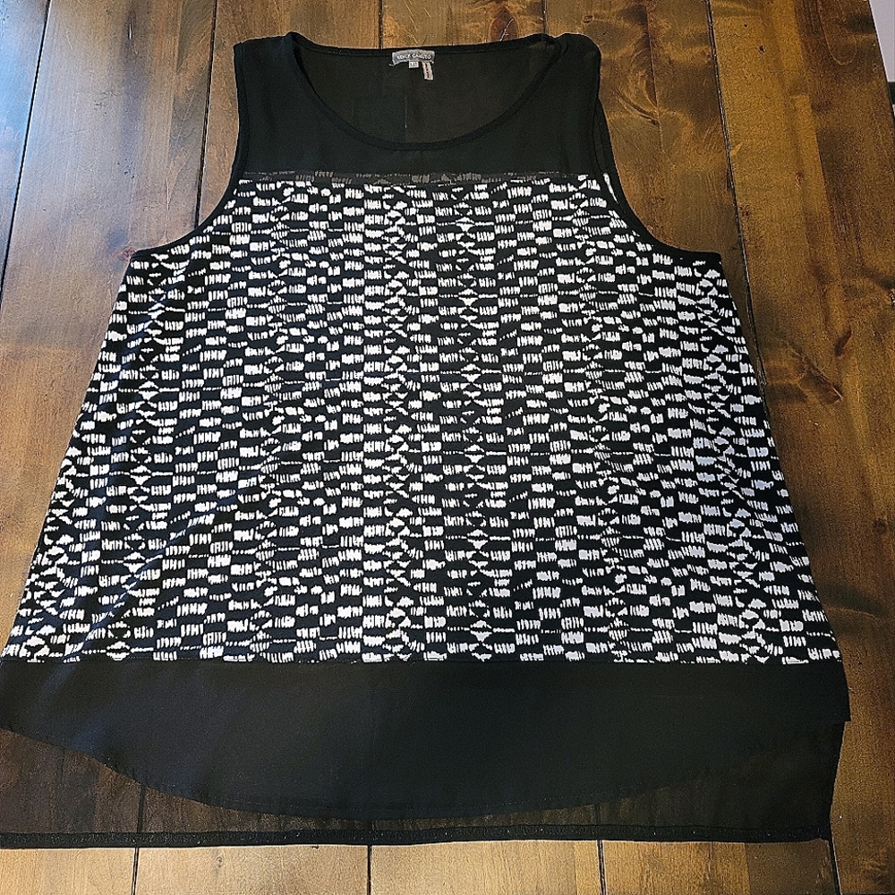 Vince Camuto sleveless blouse 💥